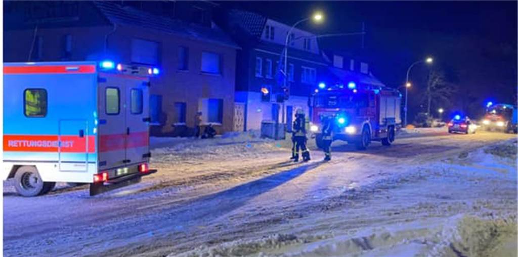 Zimmerbrand an der Weseler Straße: Feuerwehr rettet verletzte Frau Die Feuerwehr war an der Weseler Straße in Haltern im Einsatz.