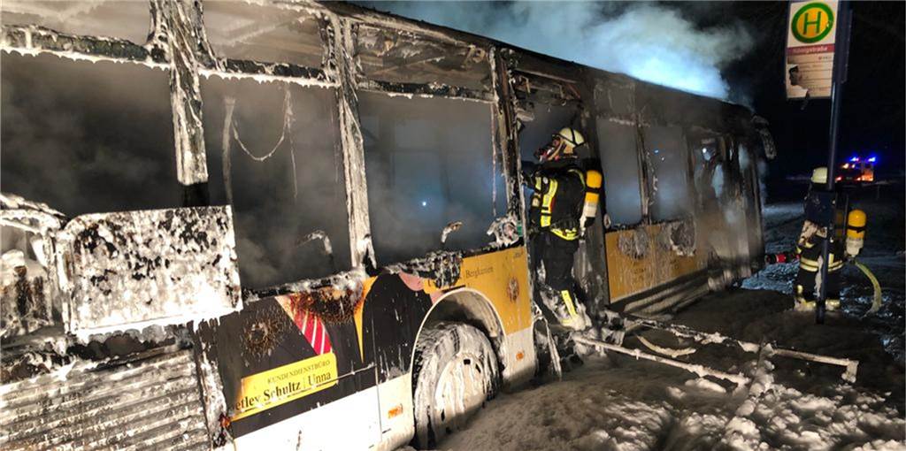 Feuerwehr löscht brennenden Bus - Straße wegen Glatteis und Bergung noch immer gesperrt Feuerwehr löscht brennenden Bus - Straße wegen Glatteis und Bergung noch immer gesperrt