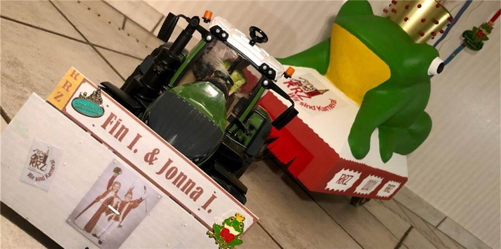 Rekord-Beteiligung beim Rosenmontagszug: „Wir sind schon nervös“ Ein Karnevalszug ohne den Froschwagen, der traditionell den Raesfelder Rosenmontagszug anführt? Das konnten sich die RRZ-Mitglieder auch beim diesjährigen Online-Rosenmontagszug nicht vorstellen und haben einen Froschwagen im Miniatur-Format gebastelt.