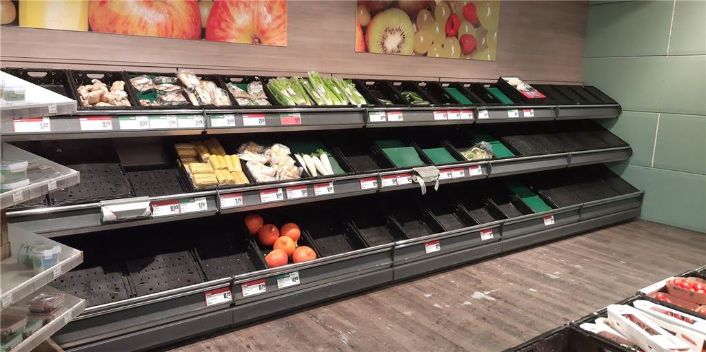 Lieferung zu gefährlich: Schneemassen sorgen für leere Regale in Olfen Nach Lieferschwierigkeiten waren die Regale im Rewe in Olfen zum Teil leer.