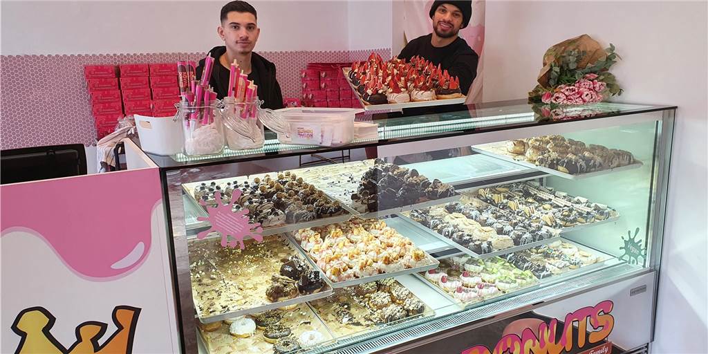 Trotz Schnee-Chaos: Viel Betrieb vor neuem Laden in der Altstadt Geschäftsführer Karim Khatoutida (rechts) und sein Bruder Oualid präsentieren die "Royal Donuts" in ihrem neuen Laden.