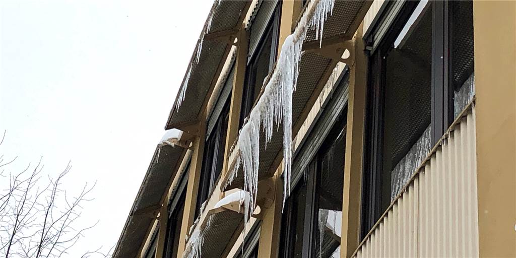 Gefahr von oben: Zwei Tipps können Dortmundern aktuell das Leben retten Solche Eiszapfen können ein Fall für die Feuerwehr sein.