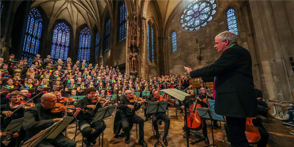 „Vermisse die Chorproben fürchterlich“: Kirchenmusiker sind nun digital unterwegs Wolfgang Meier-Barth ist Kreiskantor im evangelischen Kirchenkreis Dortmund und dirigiert hier das Oratorium ‚The Peacemakers‘ von Karl Jenkins beim Kreiskirchentag im Juli 2017. Aktuell ist Meier-Barth dabei, einen Online-Chor in Dortmund ins Leben zu rufen.