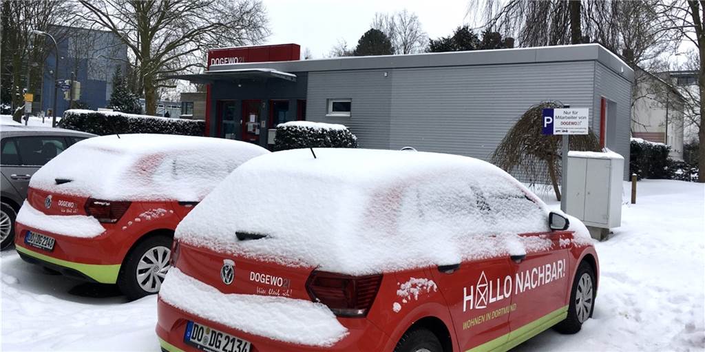„Trotz großer Parknot“: Dogewo21 beansprucht für neue E-Autos Parkplätze Drei feste Stellplätze gehören zum Dogewo-Servicebüro in der Albingerstraße. Dort wurde jetzt eine E-Ladesäule installiert.
