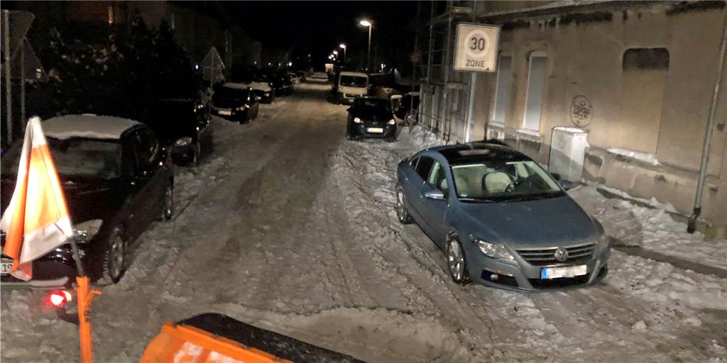 Ärger um Müllentsorgung: Warum kommt der EUV nicht gegen das Chaos an? So kann es kommen: Wenn Autos zu eng stehen, kann das Räumfahrzeug gar nicht erst in die Straße hinein fahren.