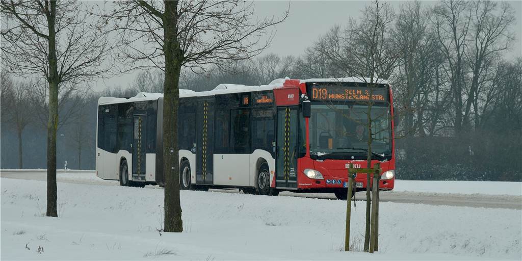 Bus nach Rutschpartie quer auf der Fahrbahn in Lünen: Kreuzungen gesperrt Seit Mittwoch (10.2.) fahren die Busse wieder. Es gibt aber Probleme.