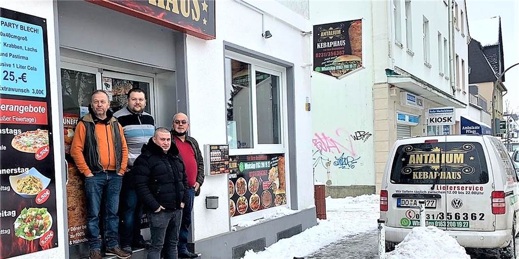 Ali Dincer (vorne links) und sein Team verschenken im Kebaphaus Essen und Getränke an Obdachlose.
