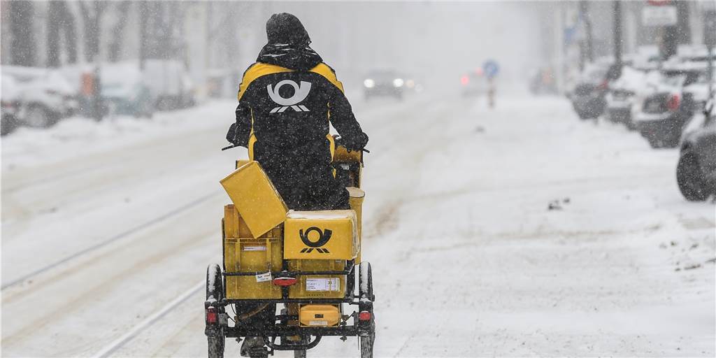 Schnee erschwert Post-Zustellung weiterhin – aber Besserung in Sicht Die Postboten und Paketzusteller ist der Schnee eine echte Hürde.