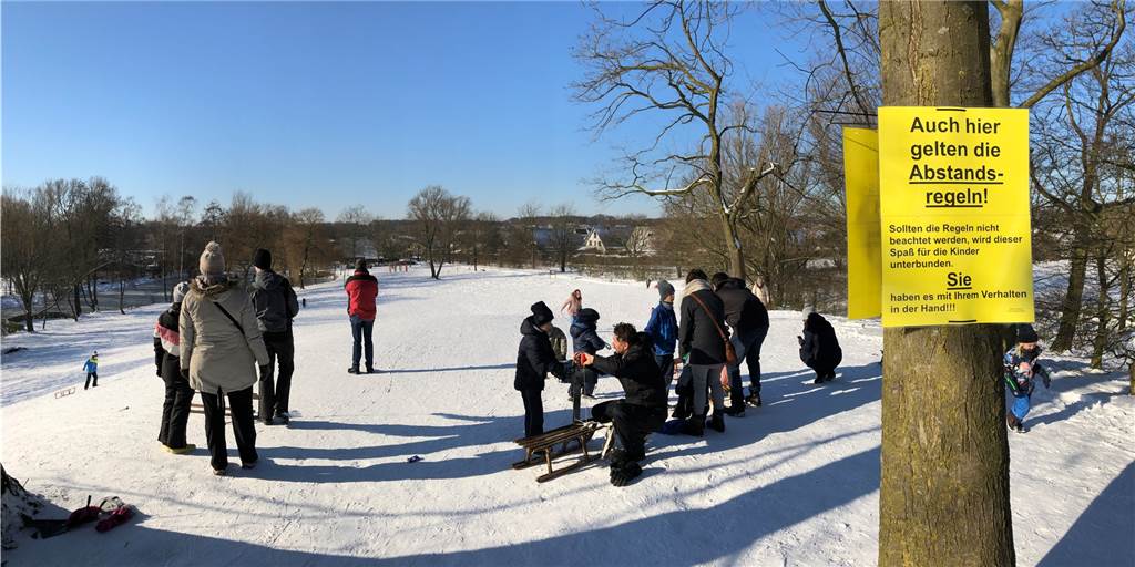 Rodelspaß: Stadtlohn will keine Winterberger Verhältnisse auf dem Losberg Ein Schild des Ordnungsamtes mahnt Wintersportfreunde auf dem Losberg, auch hier an die Abstandsregeln zu denken.