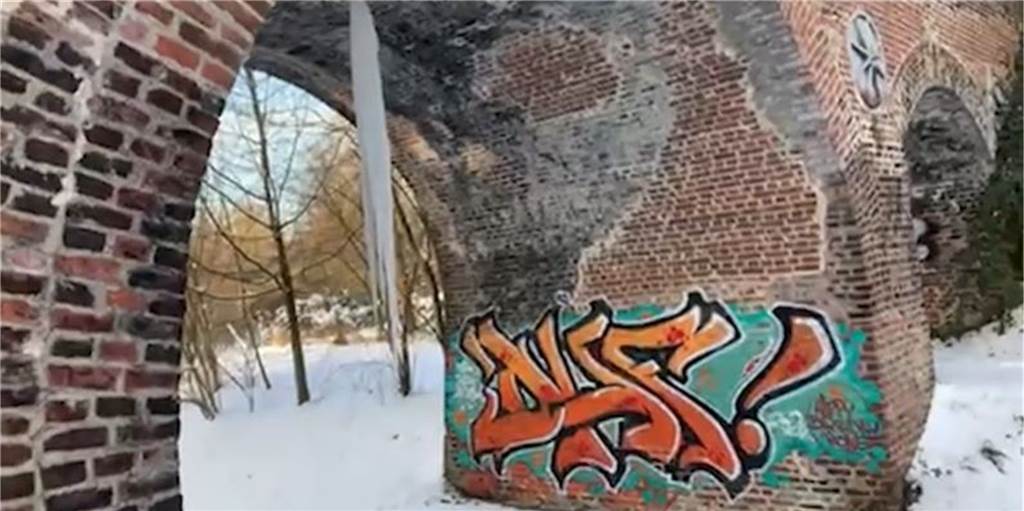 Dieser Eiszapfen wächst seit ein paar Tagen unter einer Brücke in Aplerbeck.