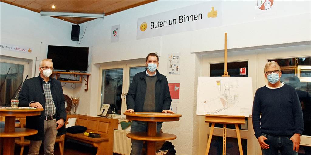 SC Südlohn will mit „Buten und Binnen“ Aktivität und Geselligkeit ermöglichen Bürgermeister Werner Stödtke, SC-Geschäftsführer Tobias Sicking und Ideengeber Hubert Stenert (v. l.) stellten in einem Pressegespräch im Clubheim des SC Südlohn ihre Motivation für das Projekt "Buten und Binnen" vor. Das SC-Gelände soll ein Treffpunkt werden – für Sportler, aber auch für Senioren, junge Mütter oder Kulturbegeisterte. Vieles sei möglich.