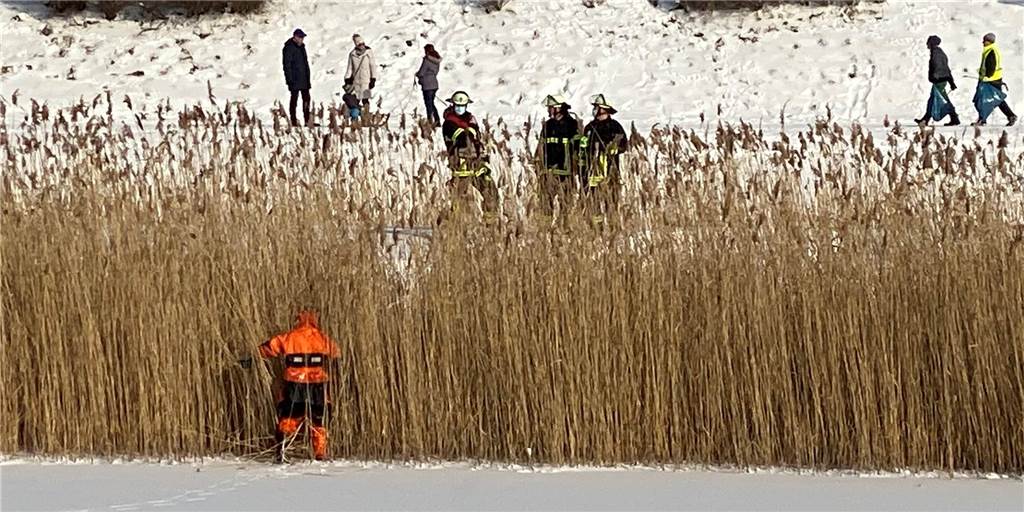 Klinikum-Alarm, Suche am Phoenix-See - Feuerwehr twittert über 120 Einsätze Am Phoenix-See suchte die Feuerwehr Dortmund am Donnerstagvormittag eine angeblich auf dem Eis eingebrochene Person. Es war der vielleicht spektakulärste Einsatz des Tages.