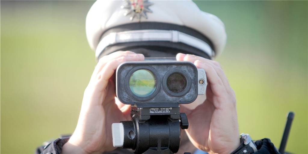 Radarfallen und Kälte: Lösen Blitzer bei tiefen Minusgraden noch aus? Kaum jemand fährt angesichts der aktuellen Straßenverhältnisse jetzt zu schnell, aber die Polizei schließt dennoch Geschwindigkeitskontrollen nicht aus.