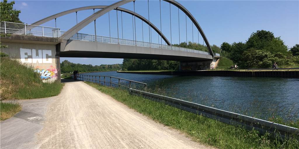 Die vorhandenen Brücken sollen für den neuen IGA-Radweg allenfalls unterquert werden. Im Zuge der Baumaßnahme werden auf Lüner Stadtgebiet zwei neue Brückenbauwerke entstehen, die ledliglich Rad- und Fußgängern dienen sollen.