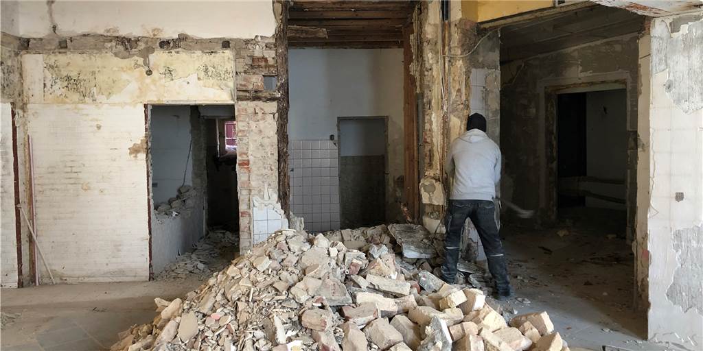 „Es war furchtbar“: An ehemaligem Schandfleck in Eving tut sich einiges Im Inneren des Hauses werden derzeit Wände herausgerissen, um den Grundriss komplett zu verändern.