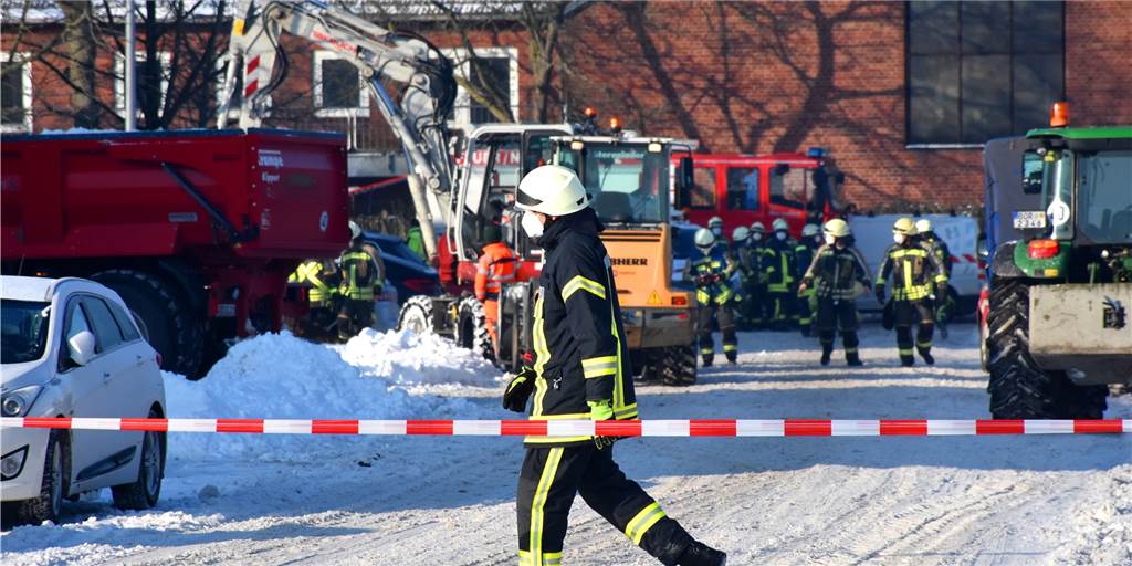 In einem Betrieb an der Ridderstraße haben Handwerker am Freitagmorgen die Hauptgasleitung beschädigt und damit einen großen Feuerwehreinsatz ausgelöst. 