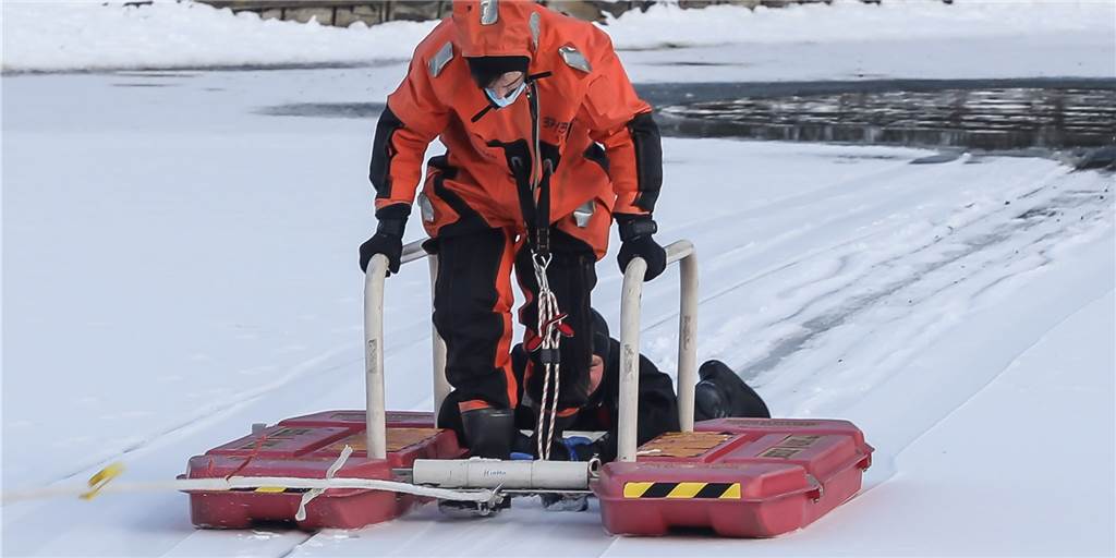 Video und viele Bilder: Feuerwehr Dortmund übt Eisrettung im Fredenbaumpark Feuerwehr Dortmund übt Eisrettung im Freden