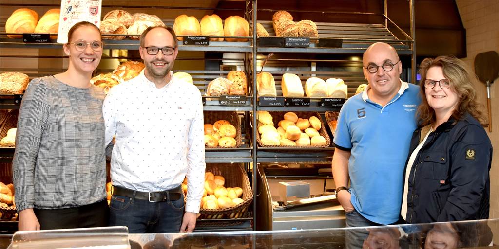 Ruhestand wird greifbar: Manfred Verweyen (58) präsentiert Nachfolger Anna und Thomas Rotert-Nienhaus (l.) übernehmen die Bäckerei Verweyen von Manfred und Susanne Verweyen. Für die Kunden soll sich nichts ändern, sagen alle Vier.
