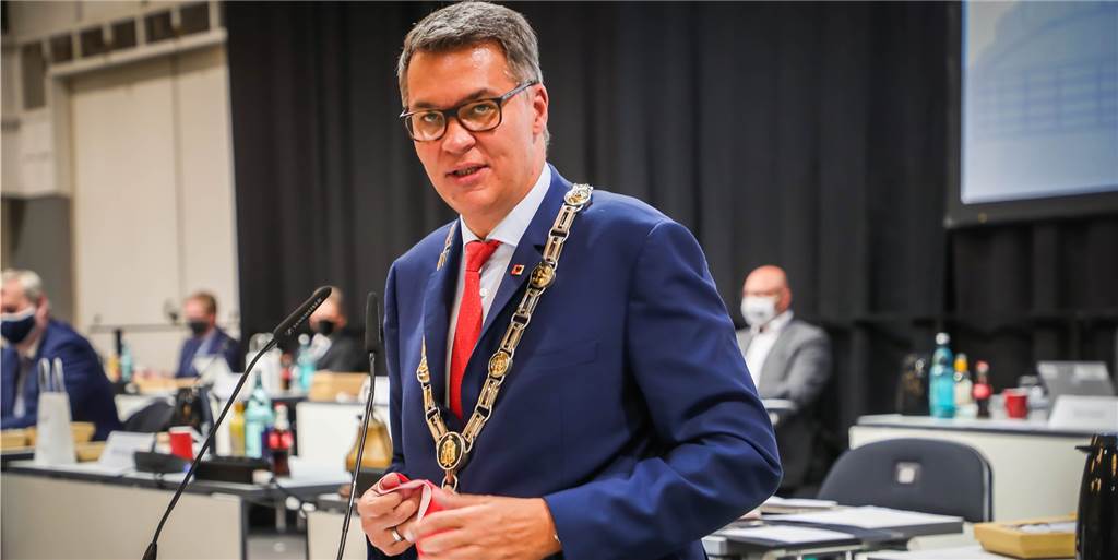 Dortmunds Oberbürgermeister Thomas Westphal verbreitet Video von illegaler Kabinenparty Dortmunds Oberbürgermeister Thomas Westphal verbreitet Video von illegaler Kabinenparty