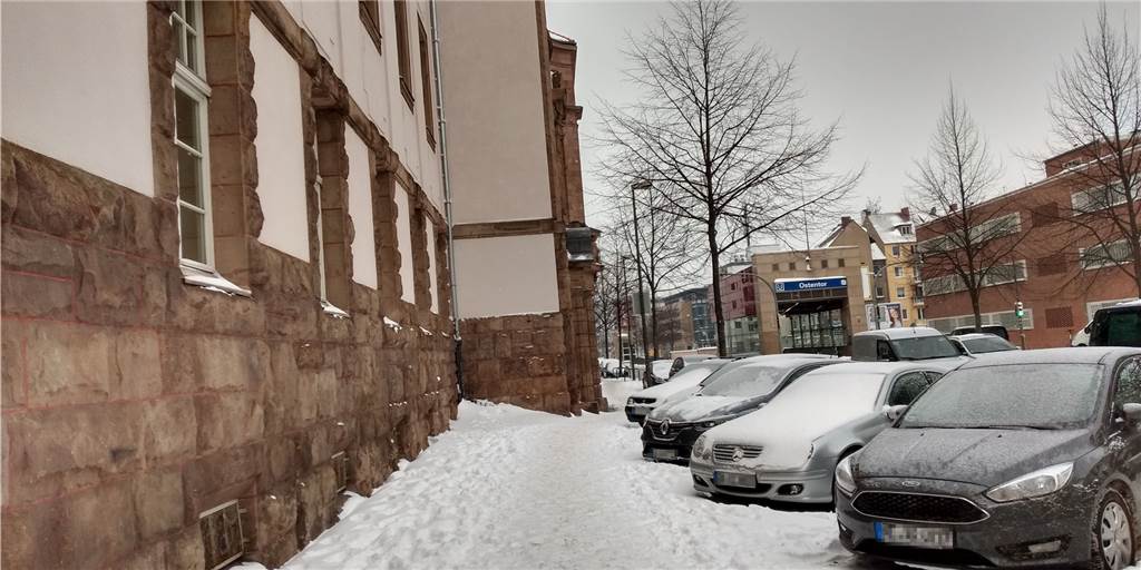Gefährlich verschneite Gehwege: Wer muss vor öffentlichen Gebäuden räumen? So sah es noch am Mittwoch (10.2) auf dem Gehweg vor dem Landgericht Dortmund auf der Hamburger Straße aus.