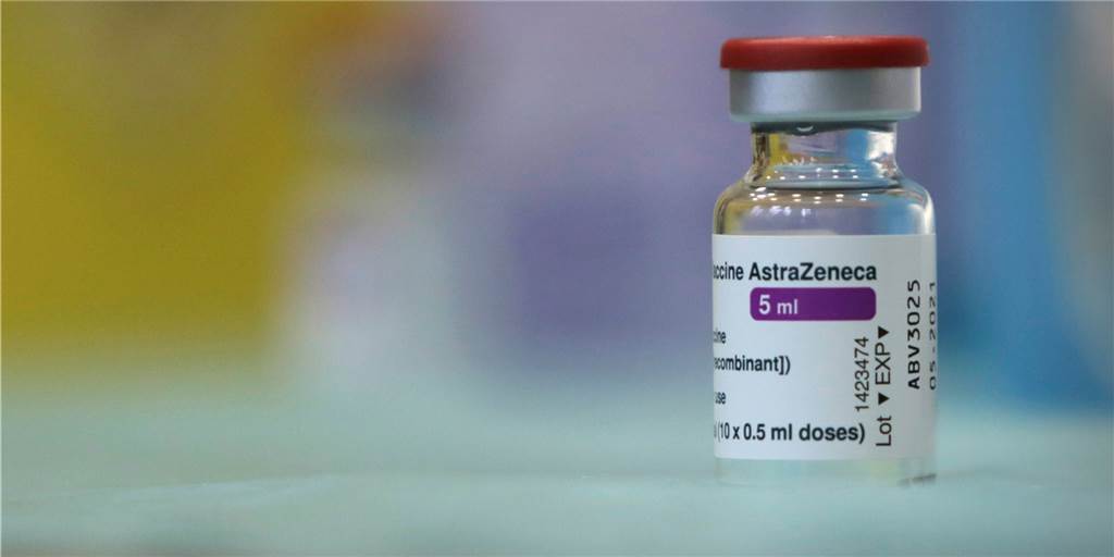 Dutzende Krankmeldungen nach Corona-Impfungen im Rettungsdienst Eine Ampulle des Astrazeneca-Vakzins. Beim Rettungsdienst der Dortmunder Feuerwehr kam es in Folge der Impfungen in einigen Fällen zu Nebenwirkungen und krankheitsbedingten Ausfällen.