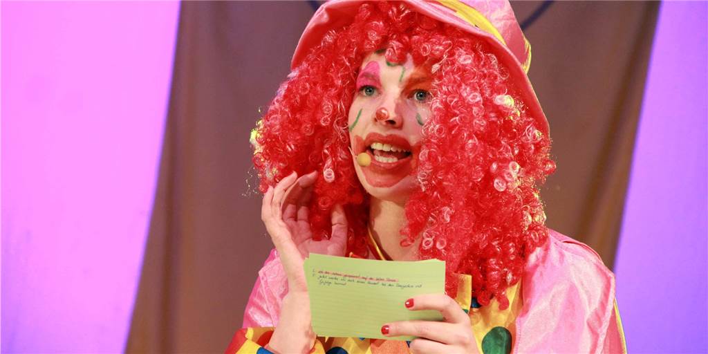 Olfener Online-Kinderkarneval hatte ein paar Startschwierigkeiten So wie in den vergangenen Jahren auch schon führten die Moderatorinnen Lucy und Fienchen durch das Programm.
