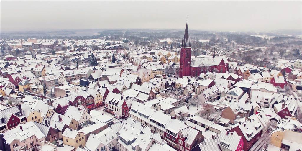 Drohnenflug über Halterns wundervolle Winterlandschaft Die Stadt trägt derzeit ein weißes Kleid.