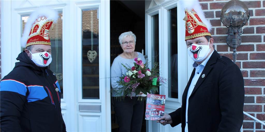 Ottenstein Festo: So geht Karneval in Corona-Zeiten Hedwig Hueske freut sich über das Karneval@Home-Paket. Weil sie vor 40 Jahren Prinzessin war, haben ihr KG-Präsident Carsten Berthues (r.) und Vize-Präsident Thorsten Schnell auch einen Blumenstrauß überreicht.