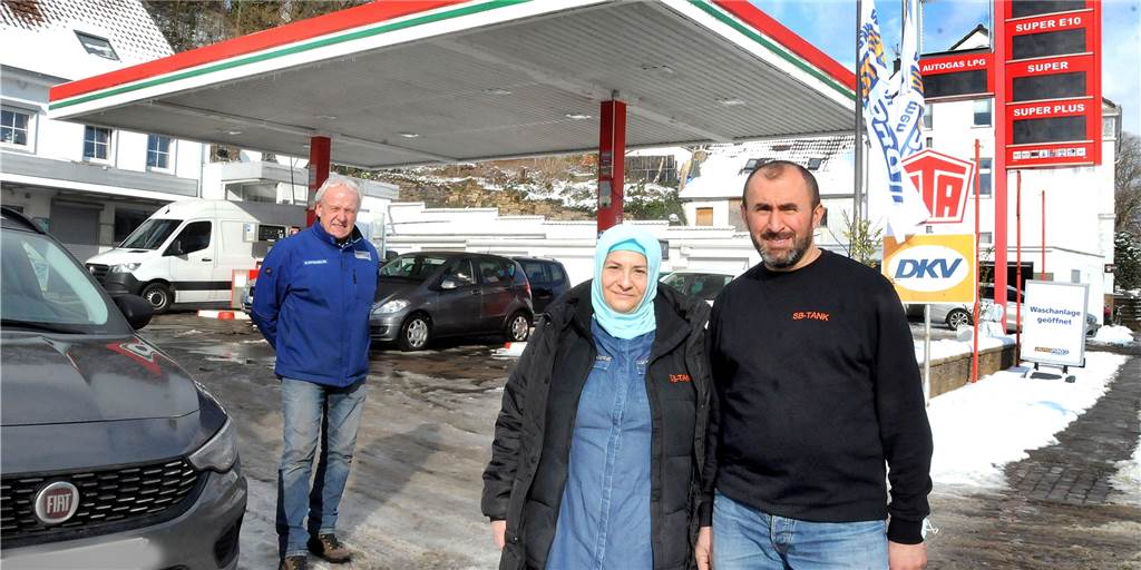 Neue Betreiber planen längere Öffnungszeiten für Tankstelle in Westhofen Martin Matschullies (v.l.) übergibt seine Tankstelle an der Reichshofstraße in Westhofen an die Nachfolger Gönül und Idris Acan. Sie bringen eine neue Benzinmarke mit, unter der sie bereits zwei Tankstellen in Bochum betreiben.