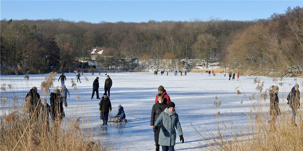 Cappenberger See als Eisbahn: DLRG Lünen mahnt zur Vorsicht Cappenberger See als Eisbahn: DLRG Lünen mahnt zur Vorsicht