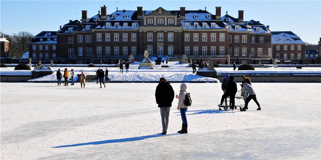 Schlosspark in Nordkirchen wurde am Wochenende zur Winter-Attraktion Einem Wintertraum glich das Schloss Nordkirchen in den vergangenen Tagen. Viele Besucher trauten sich aufs Eis. Das war schon länger nicht mehr möglich.