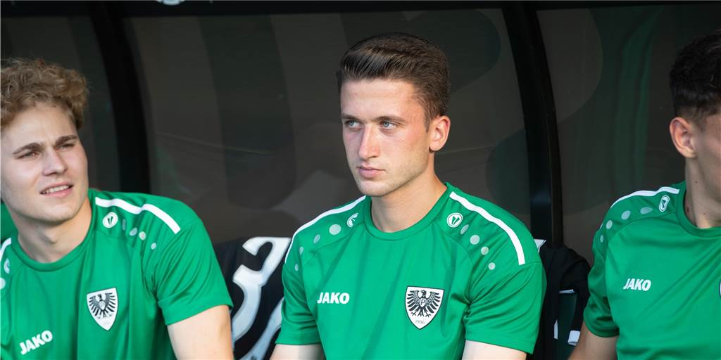 Dominik Klann verliert seinen Stammplatz bei Preußen Münster - und fühlt sich trotzdem wohl Dominik Klann (M.) fand sich zuletzt häufiger auf der Bank von Preußen Münster wieder.