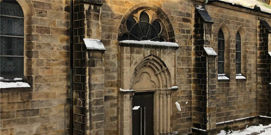 Schneebretter rutschen von Lambertus-Kirche / Vorab-Warnung vor Glatteis Schneebretter rutschten am Sonntagnachmittag (14.2.) vom Dach der St.-Lambertus-Kirche in der Castrop Altstadt.