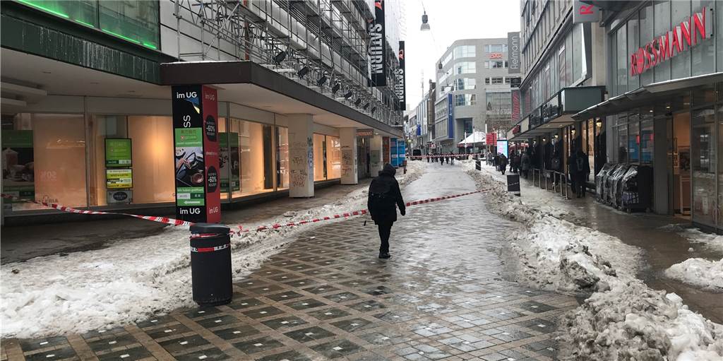 Wegen möglicher akuter Gefahr für Passanten muss die Straße gesperrt werden.