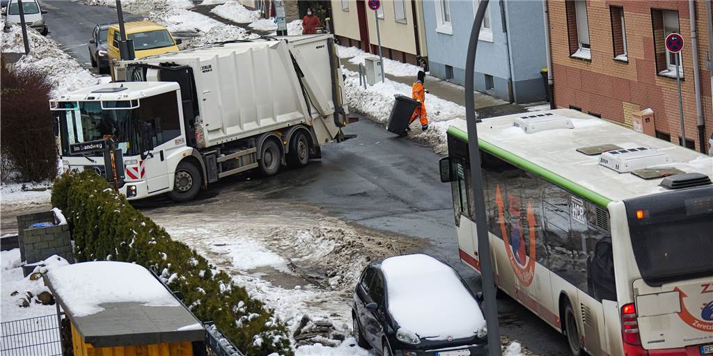 Jetzt wird es ernst für den EUV: Müllabfuhr fährt wieder Am Montag, 15. Februar 2021, war erstmals nach dem Wintereinbruch die EUV-Müllabfuhr wieder im Dienst. Hier an der Ecke Holzstraße/Sandweg.