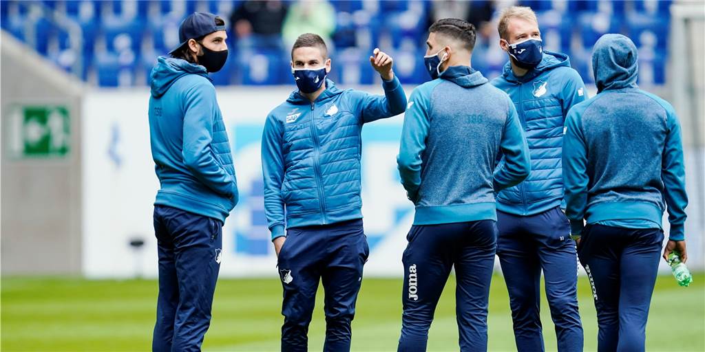 Halterner Kapitän: „Bevor ich mit Maske spiele, spiele ich lieber gar nicht!“ Vor und teilweise auch nach Spielen tragen Fußballprofis - wie hier die Spieler der TSG Hoffenheim - schon Masken auf dem Platz.