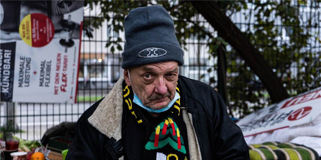 „Auf einmal der Organismus zusammengebrochen“ – Wohnungslos in der Pandemie Der 66-jährige Rentner Bernhard "Bernie" Wotzlaw lebt auf der Straße.