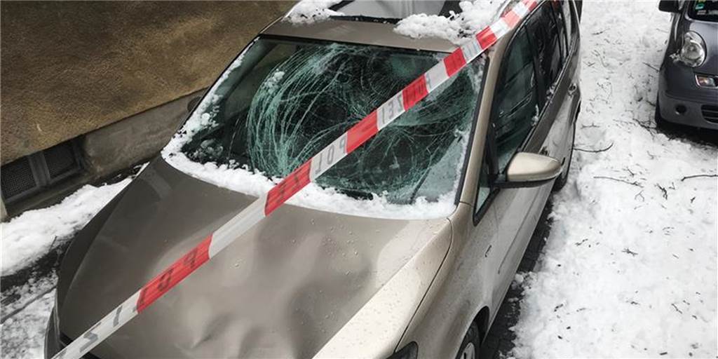 Gefährliche Eisplatten stürzen auf Autos – vier Fahrzeuge beschädigt Gleich vier Autos wurden von einer Dachlawine in der Staufenstraße in der Innenstadt beschädigt.