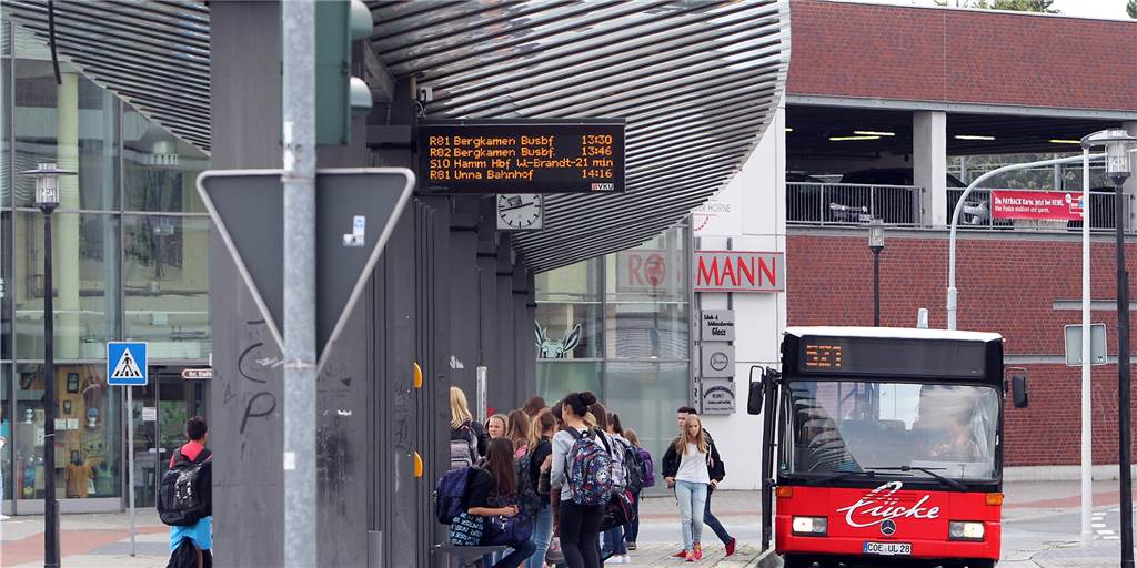 Neues Schüler-Ticket könnte sich auf die Portemonnaies der Werner Eltern auswirken Viele Schüler nutzen in Werne den Bus, um zur Schule und zurück zu kommen - auch kostenlos. Doch letzteres könnte sich bald ändern.
