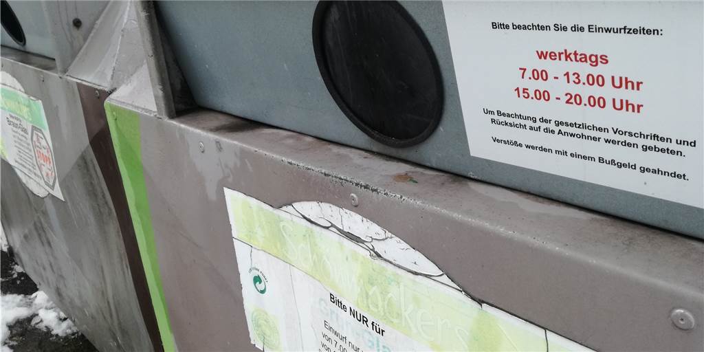 Altglas-Streit: „Was guckst du so blöd? Ich hau dir gleich eine rein“ Ein neues Schild mit den Einwurfzeiten ist am Altglas-Container an der Ahornstraße angebracht worden.