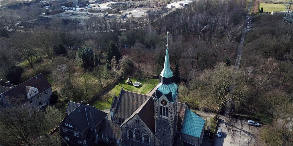 Stadt plant mit Investor neue Gewerbe-Ansiedlungen in Habinghorst Luftaufnahme aus dem März 2020: Gleich hinter der Petrikirche liegt das Werksgelände von Rütgers in Rauxel. Hinter dem kleinen Wäldchen auf der Industriebrache soll ein neues Gewerbegebiet entstehen.