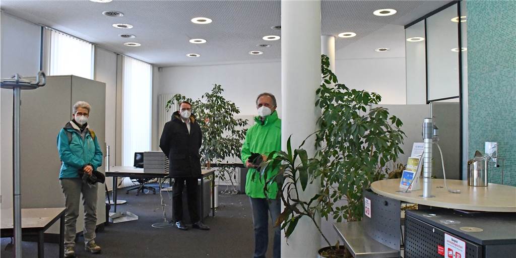 Umzug der Hospizgruppe Selm: Umbauarbeiten an Sparkasse in Selm beginnen Dr. Antje Münzenmaier und Dieter Niechcial von der Hospizgruppe Selm, Olfen, Nordkirchen freuen sich auf den Umzug in die neuen Räumlichkeiten. Vorher, so hat es Martin Groß (Mitte) von der Sparkasse erklärt, stehen aber noch Umbauarbeiten an.