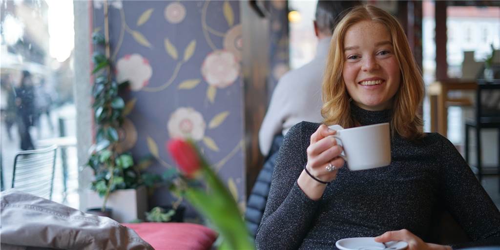 Christin Lesker genießt es, in Schweden unbeschwert im Café sitzen zu können.