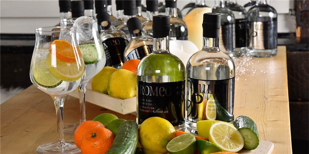 Romeo & Julia: Pub-Wirt und Biochemiker macht Weltliteratur zu Gin Einer soll männlich sein, einer weiblich. Das Gin-Paar Romeo & Juliet mit Aufgebot.