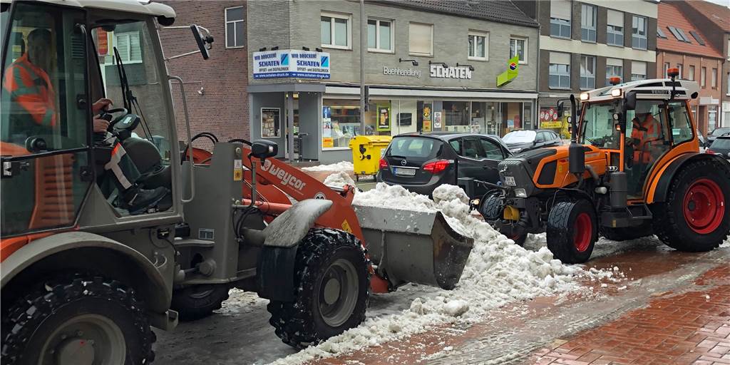 Mit Video: Parkplätze und Gullis werden von Schneematsch befreit – auch in Wohngebieten? Frontlader für Frontlader wird der Schneematsch von den Straßenrändern in Ahaus abgefahren, um Platz für Parkplätze zu schaffen und die Gullis freizulegen.