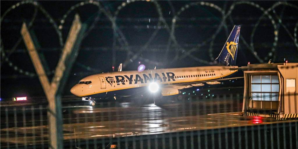 Spätflüge am Dortmunder Airport landen wieder vor Gericht Der Streit um Spätflüge gärt seit Jahren. Das Foto zeigt die letzte Ryanair-Maschine aus London im Dezember 2020.