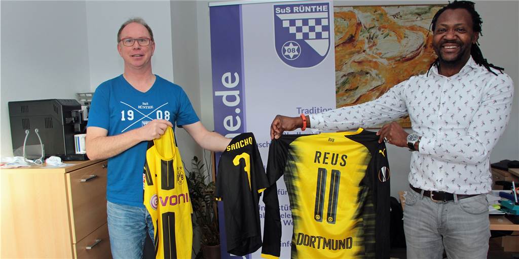 Tausende Trikots für Afrika: Reicht kleiner Container für Aktion überhaupt aus? Dietmar Wurst (l.) und Toni Tuklan zeigen einige der gespendeten Trikots - darunter auch ausrangierte Exemplare vom BVB. Bald soll der Transport der gespendeten Sportartikel nach Afrika stattfinden.