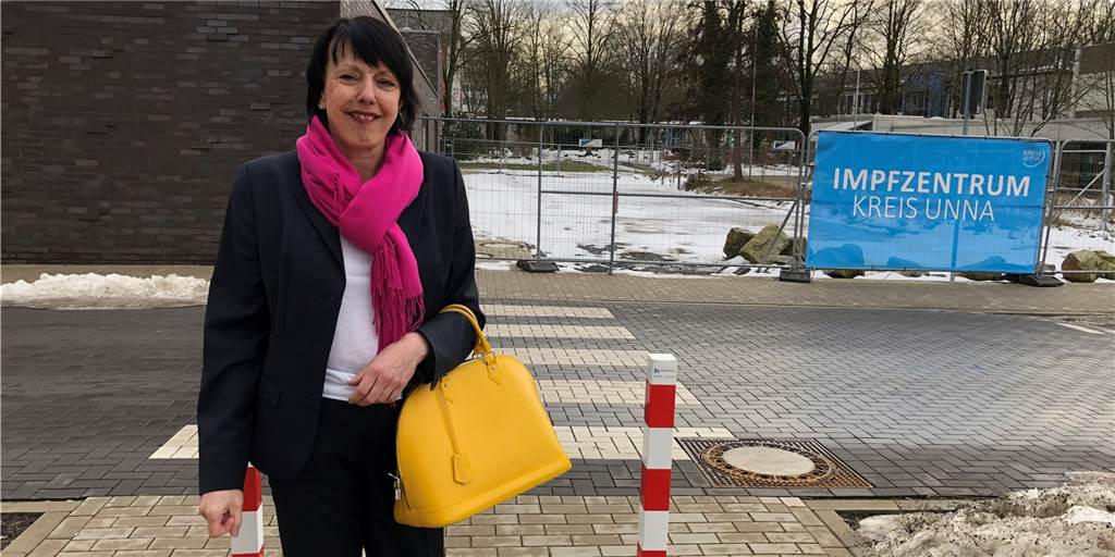 Video: Gesundheitspolitikerin Susanne Schneider kritisiert Impfstoff-Strategie des Bundes Susanne Schneider vor dem Impfzentrum des Kreises Unna. Die FDP-Landtagsabgeordnete und gesundheitspolitische Sprecherin ihrer Fraktion will mehrere Impfzentren im Land besuchen, um sich einen Eindruck machen zu können.