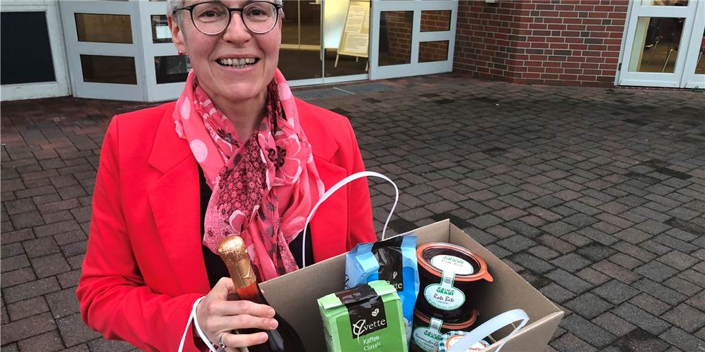 Glaskuchen und Gurken: Schermbecker Kiste mit regionalen Leckereien Birgit Lensing zeigt die "Schermbecker Kiste", die von Studenten zusammengestellt wurde.