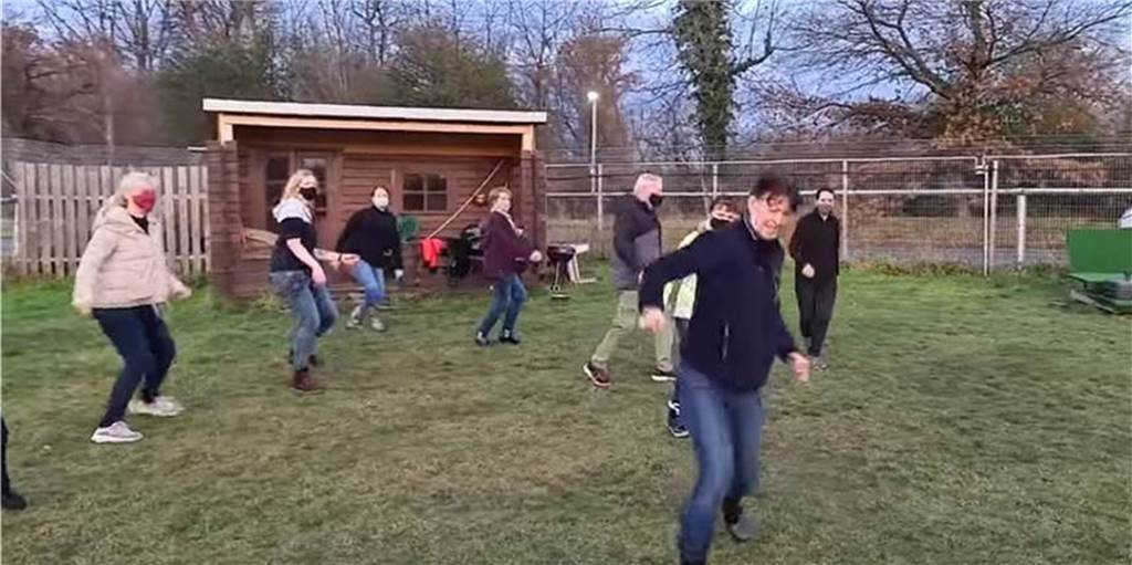 „Frechheit!“ Castrop-Rauxeler Verein will keine Jerusalema-Gebühr zahlen Auf einer Wiese des Tierheims wurde im Dezember für das Internet-Video getanzt. Das Filmchen könnte jetzt für die Macher teuer werden, denn der Musikrechteinhaber mahnt gnadenlos ab.